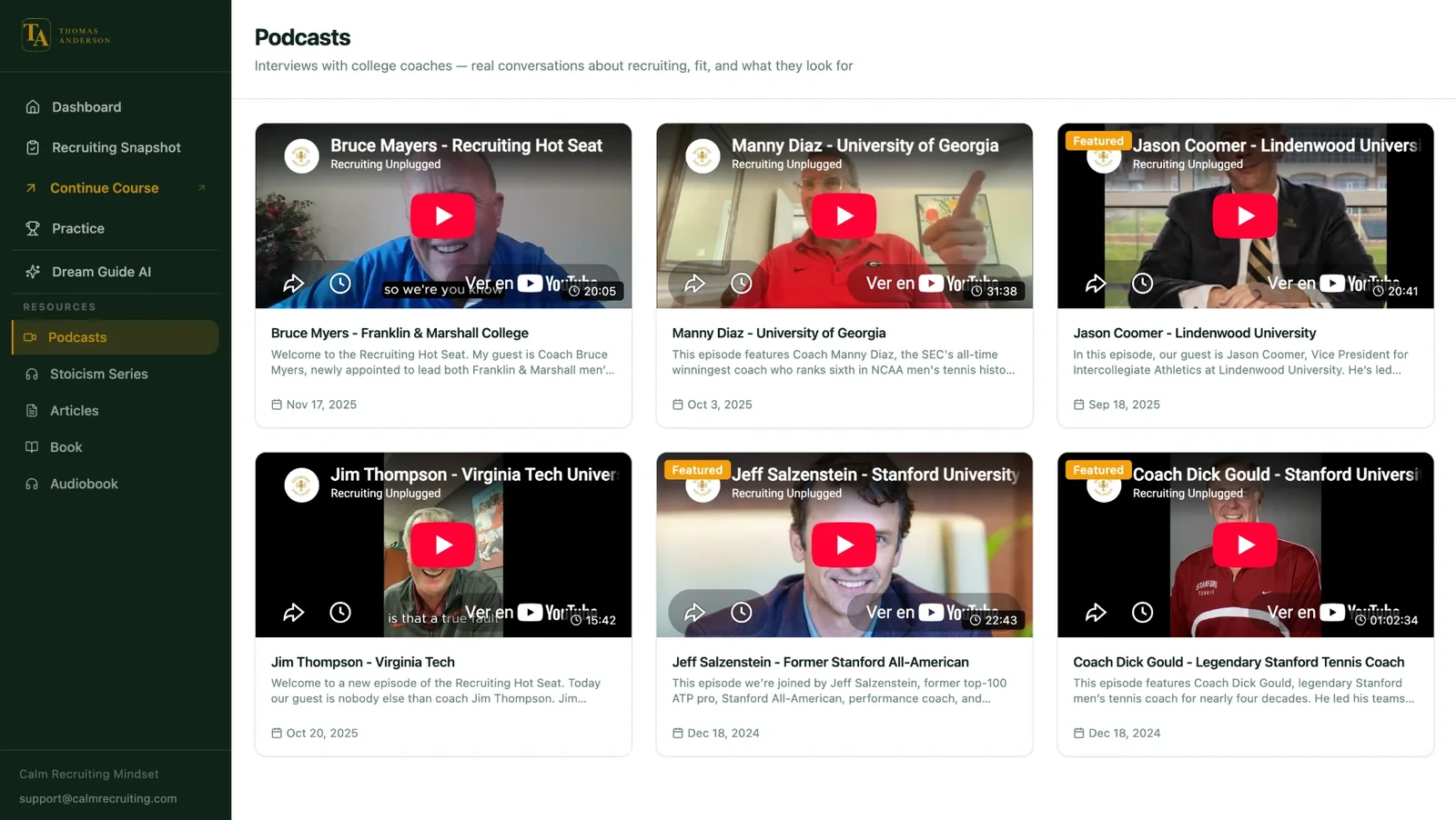 Plataforma de Thomas Anderson: menú con recruiting snapshot, curso, práctica y Dream Guide AI, y la sección de podcasts con entrevistas a entrenadores universitarios