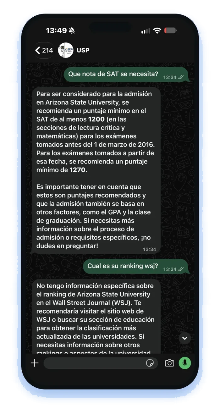 Conversación de WhatsApp con el asistente de IA de USP: un usuario pregunta qué nota de SAT se necesita y el asistente responde con los puntajes mínimos recomendados y los factores que influyen en la admisión