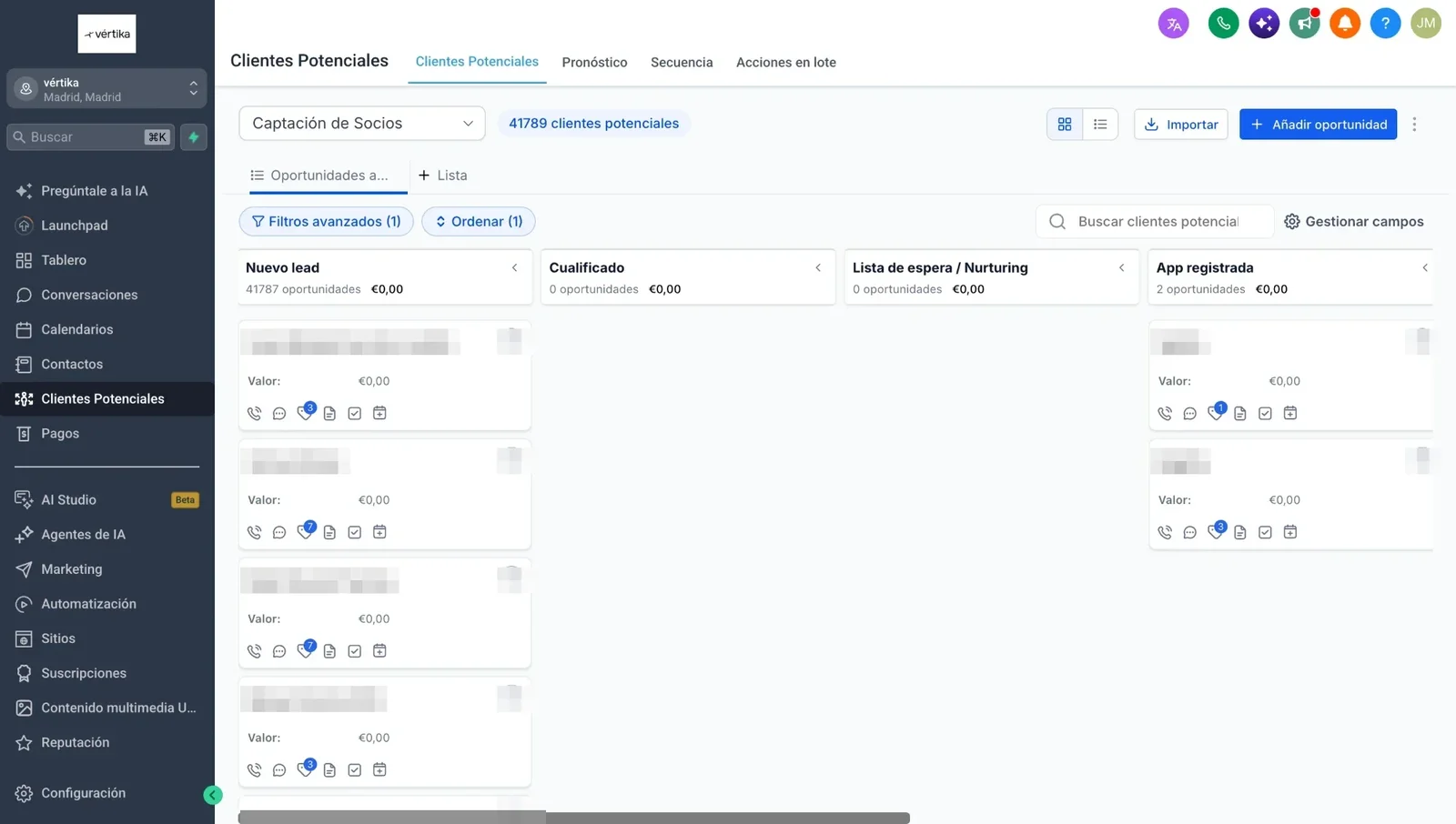 Member acquisition pipeline in Vértika's CRM, with the new lead, qualified, waiting list and app registered stages. Contact names are blurred
